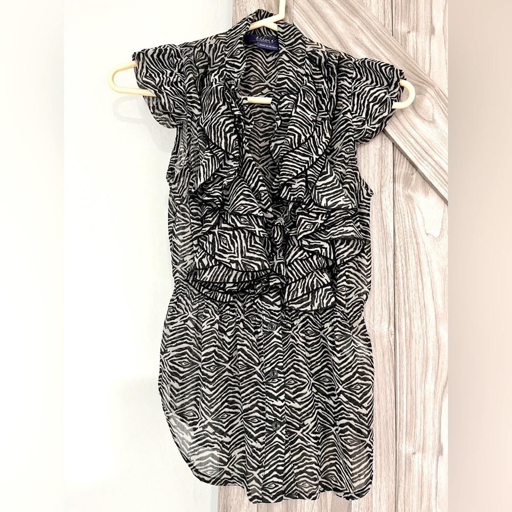 Cap sleeved ruffle-front blouse